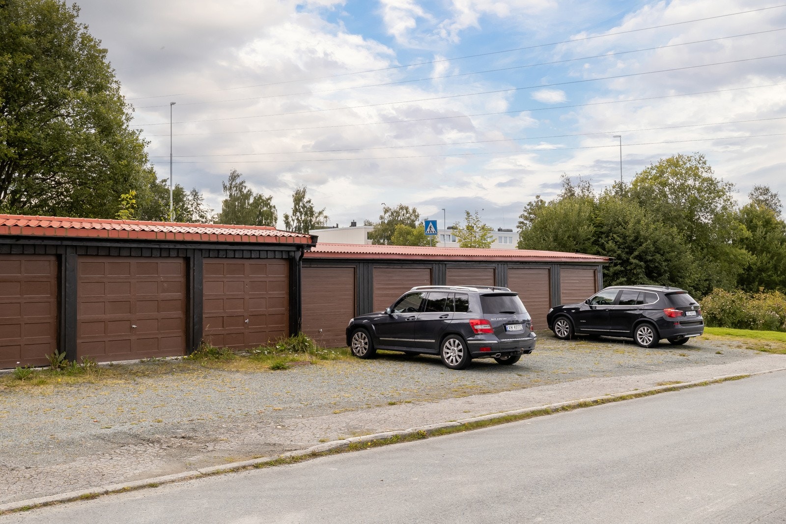 Fast plass i garasjerekke følger med boligen. Galleribilde