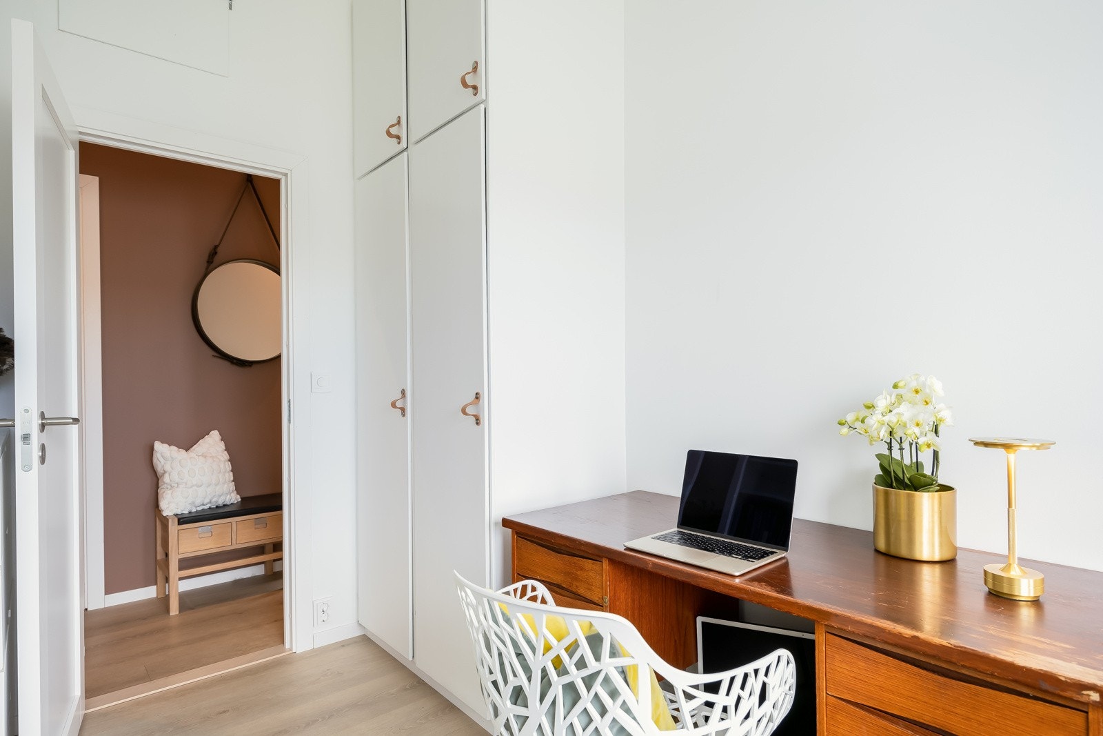 Soverom 2 ligger vegg i vegg med hovedsoverommet og er innredet som kombinert kontor og gjesterom. Galleribilde