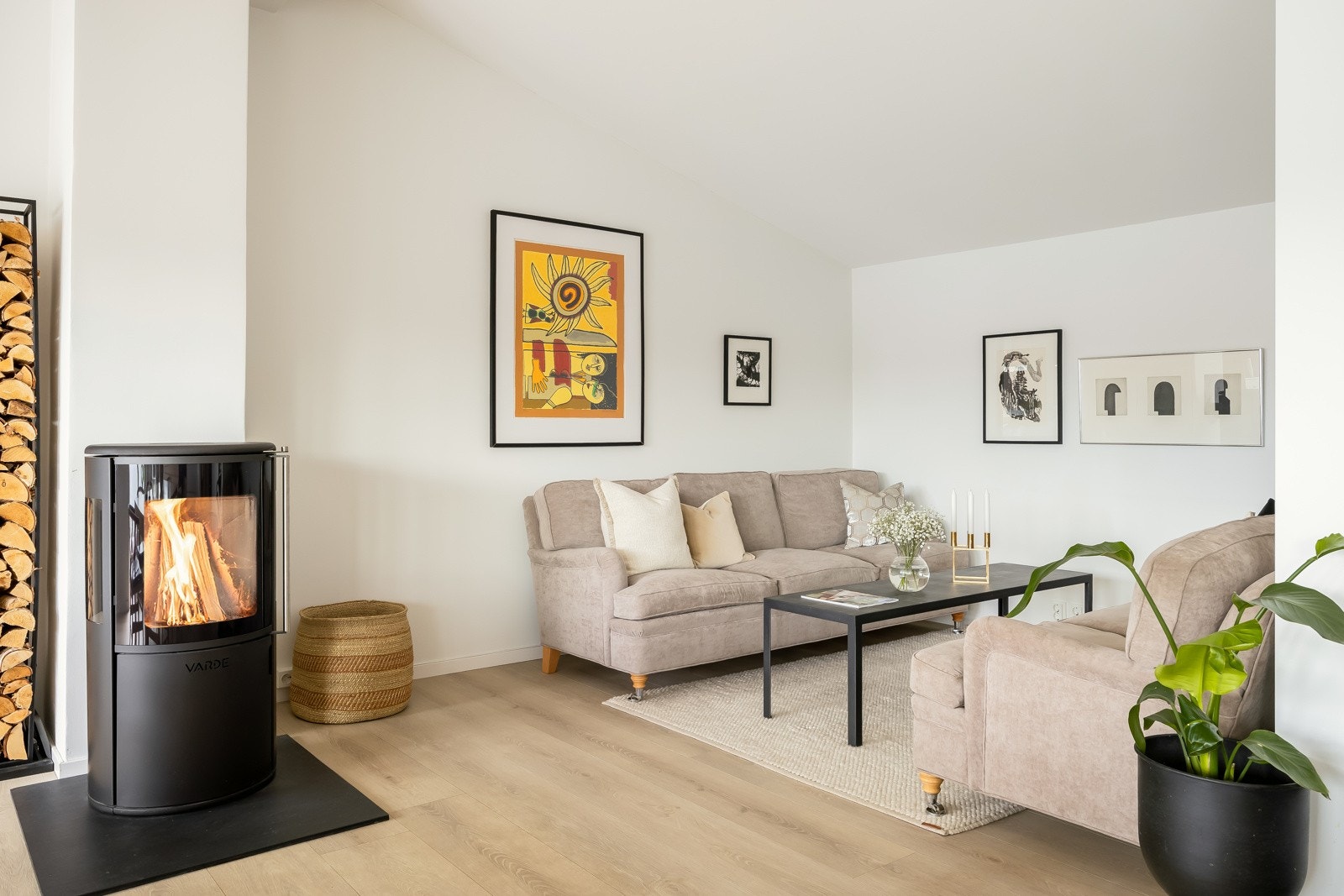 Moderne preg med 1-stavs gulv, slette overflater, skjultanlegg og stilfull belysning. Galleribilde