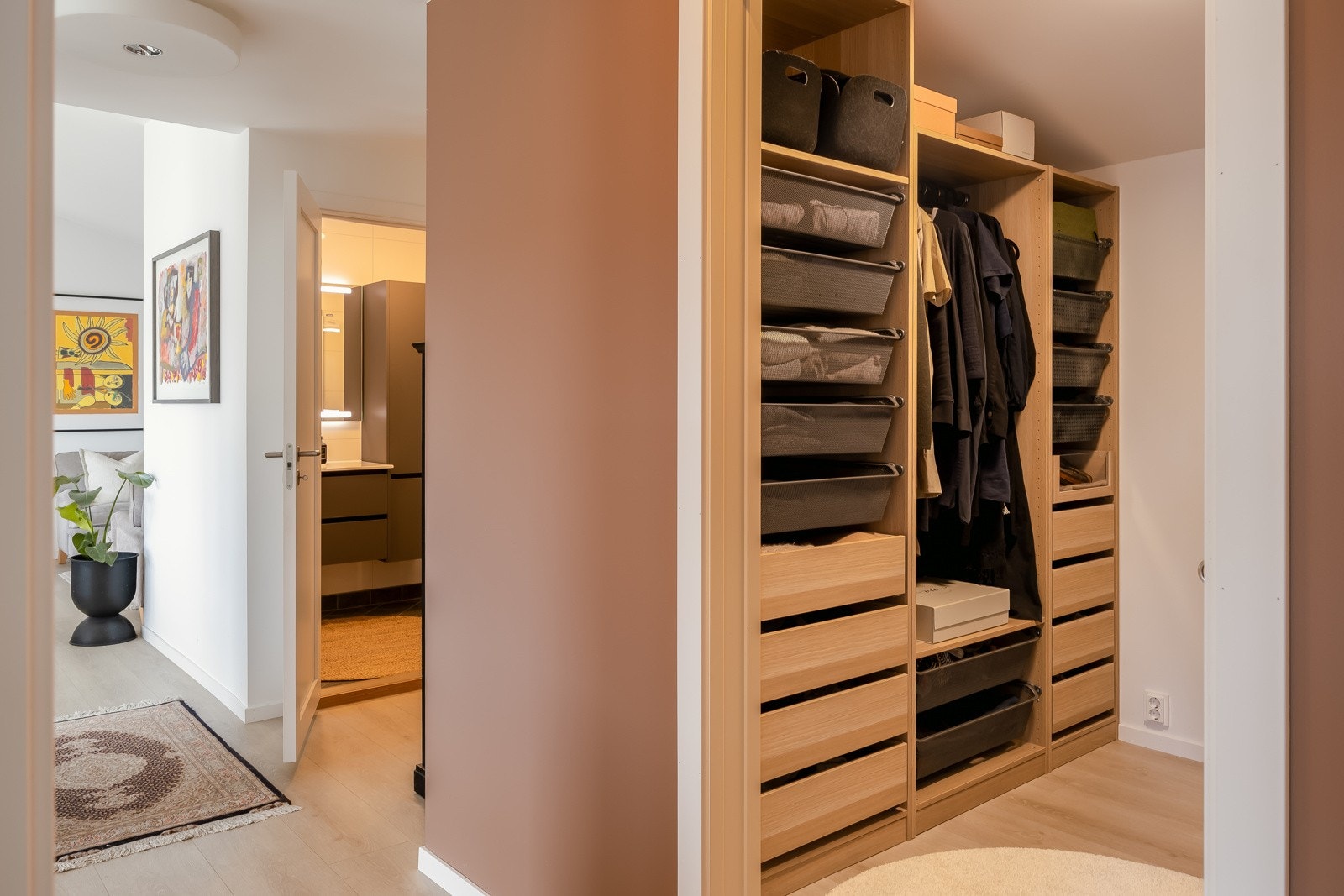 Stilrent og praktisk garderoberom lett tilgjengelig fra bad og soverom. Galleribilde