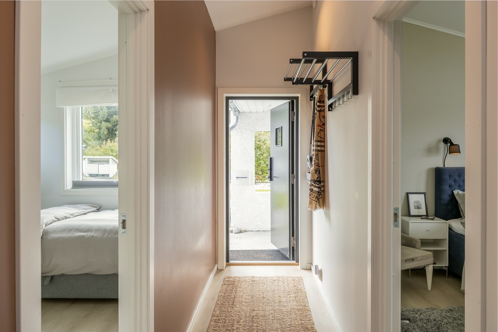 Inngangsdør fra renoveringsprosessen med Yale doorman. Galleribilde