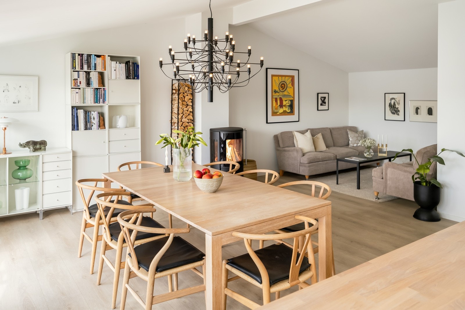 Ombygd stue og kjøkken med rikelig innlys fra vindu mot hagen, høy himling og nydelig atmosfære. Galleribilde