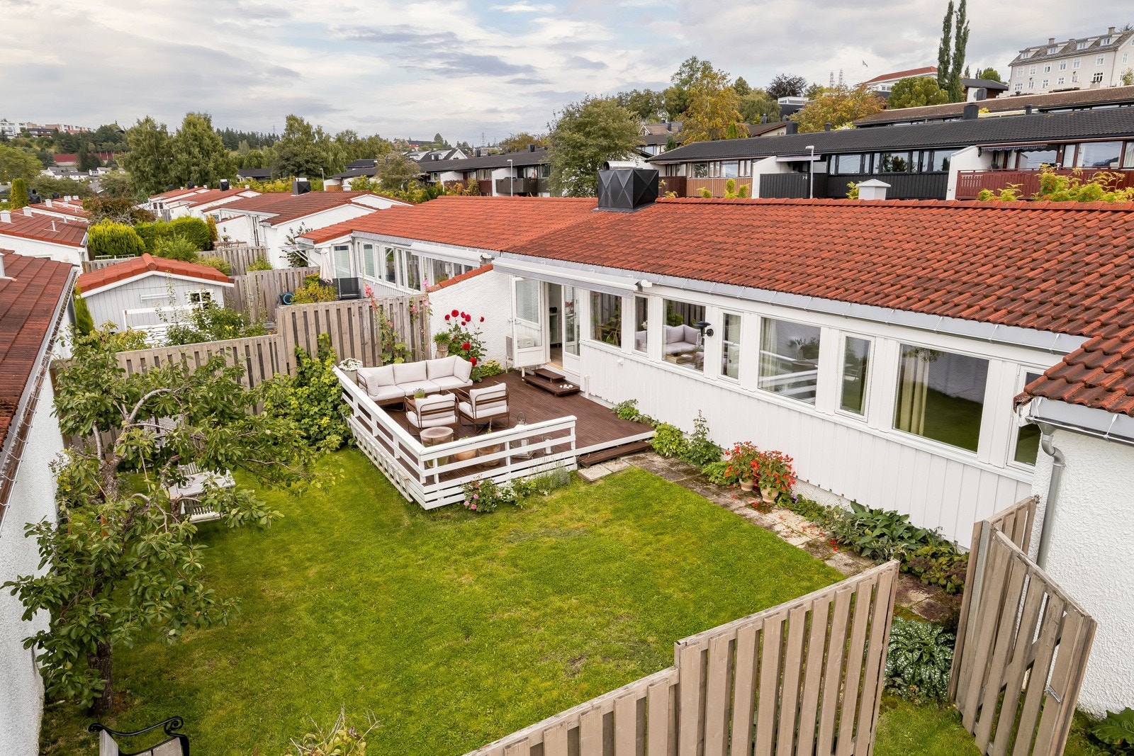 Svært praktisk og rolig plassering i feltet med parkeringsmulighet like utenfor, garasjerekke innen ca. 50 m, og tilgang til hagen via port. Galleribilde