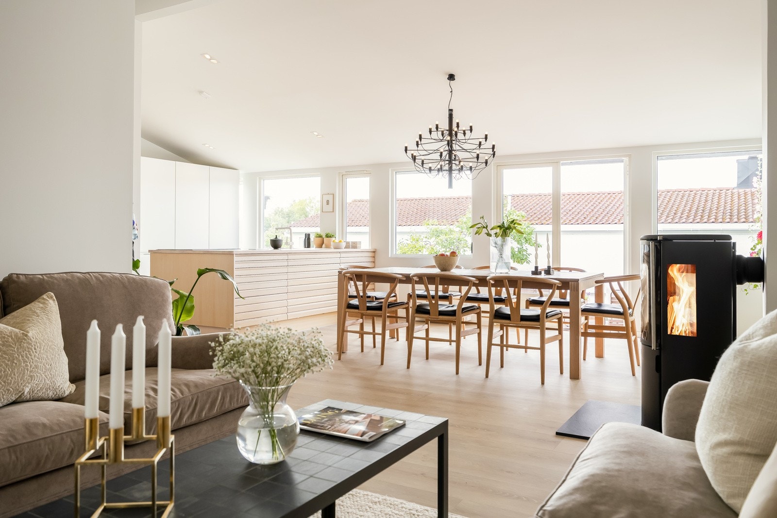 Svært innbydende og lekkert atriumshus med etterspurt beliggenhet på hjørnet og enden av feltet. Galleribilde