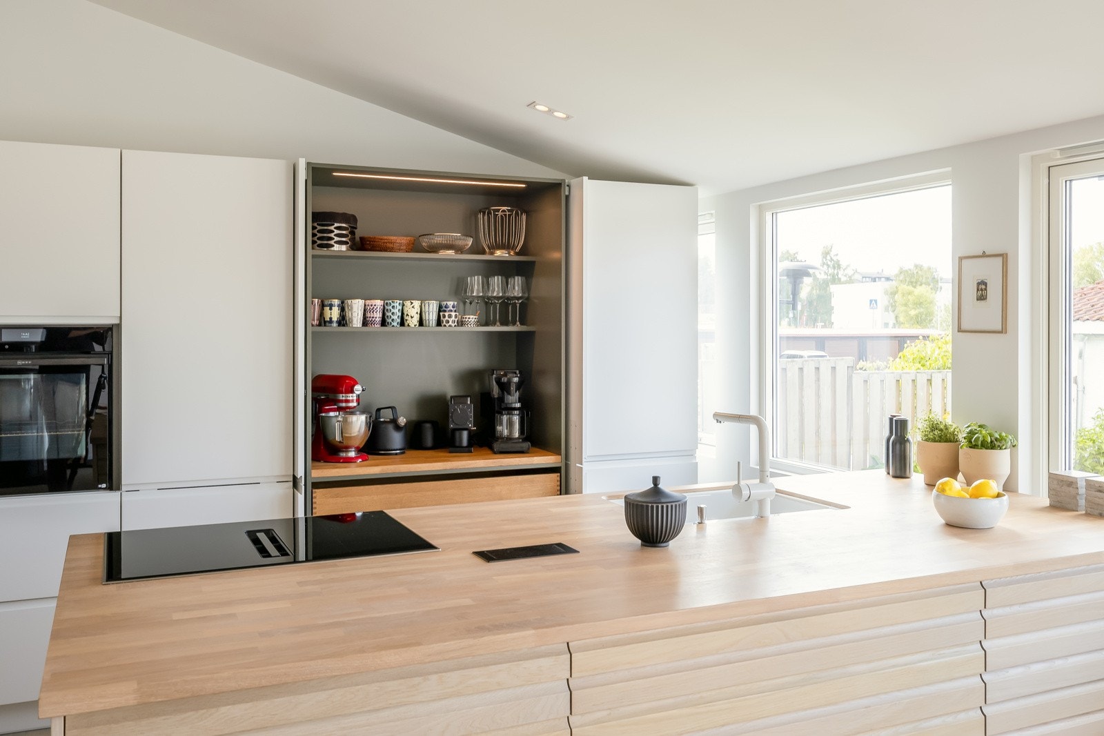 Stilren og praktisk pocket-løsning med glidende skyvedører. Galleribilde