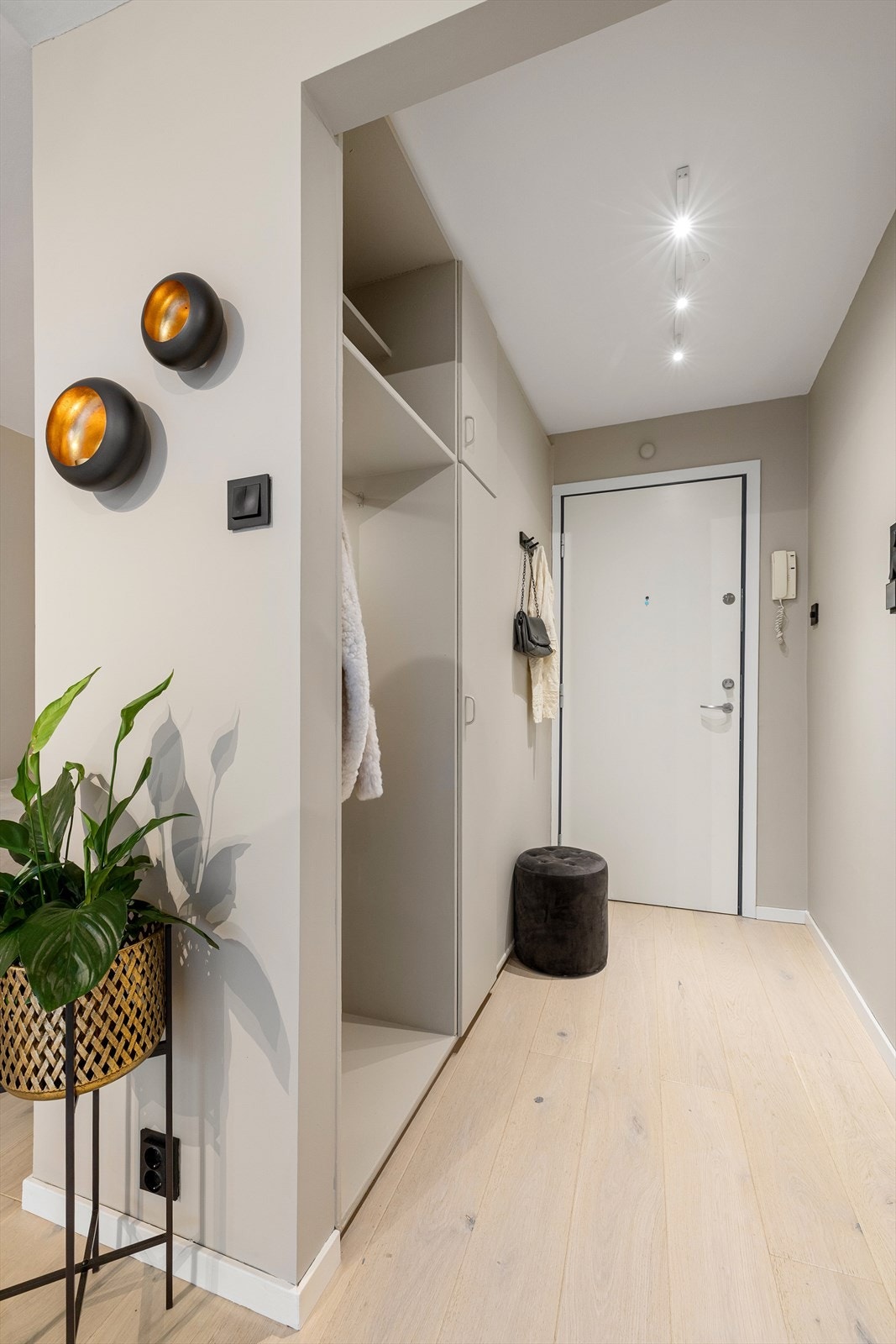 En romslig og lys entré med gode oppbevaringsmuligheter. Galleribilde