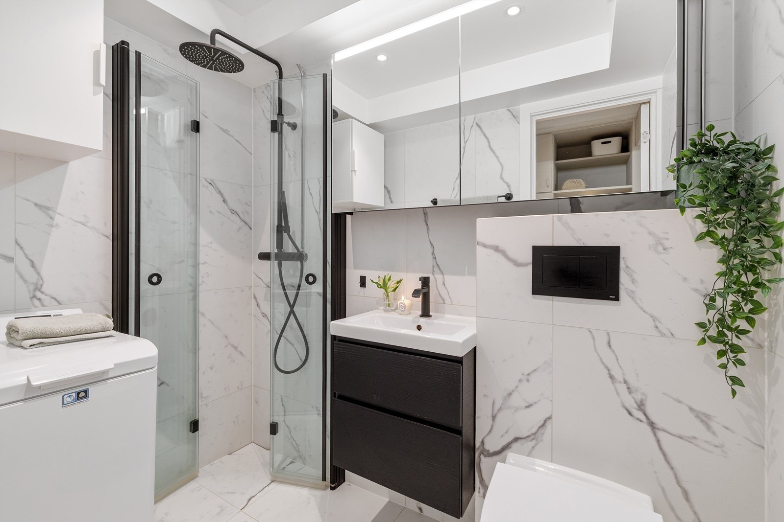 Pent flislagt baderom fra 2021 med varme i gulvet. Galleribilde