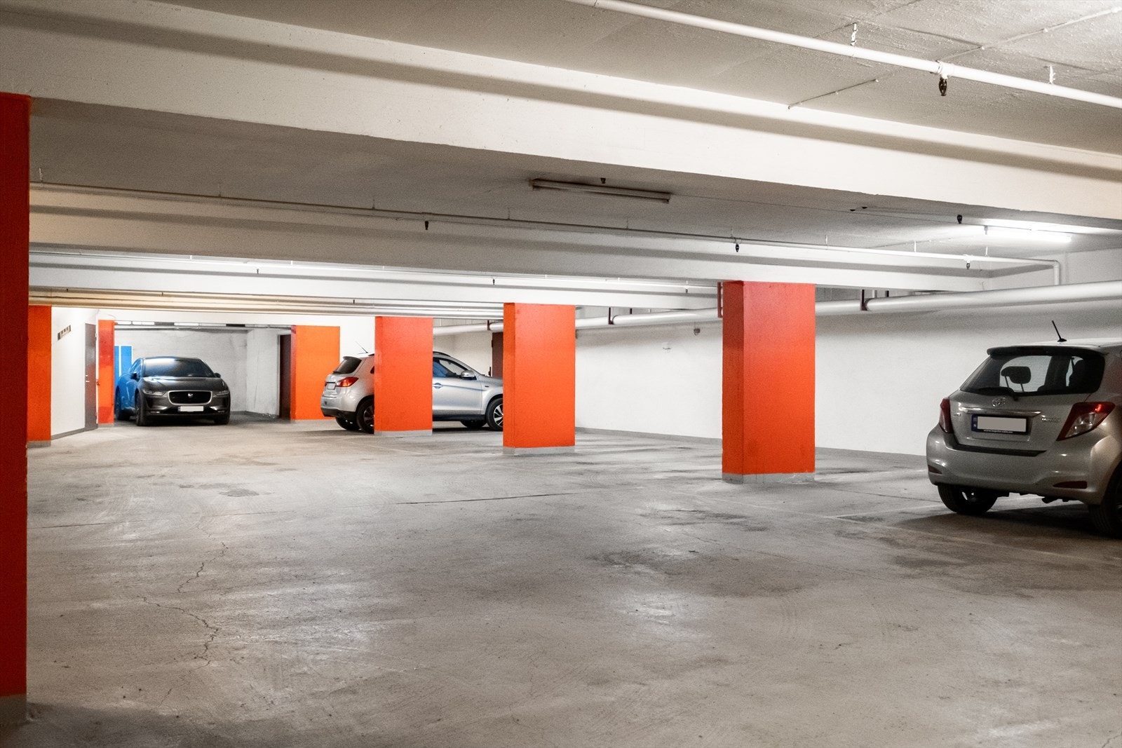 Mulighet for leie av parkeringsplass i garasjeanlegg under sameiet ved ledighet. Det er heisadkomst til garasjen. Galleribilde