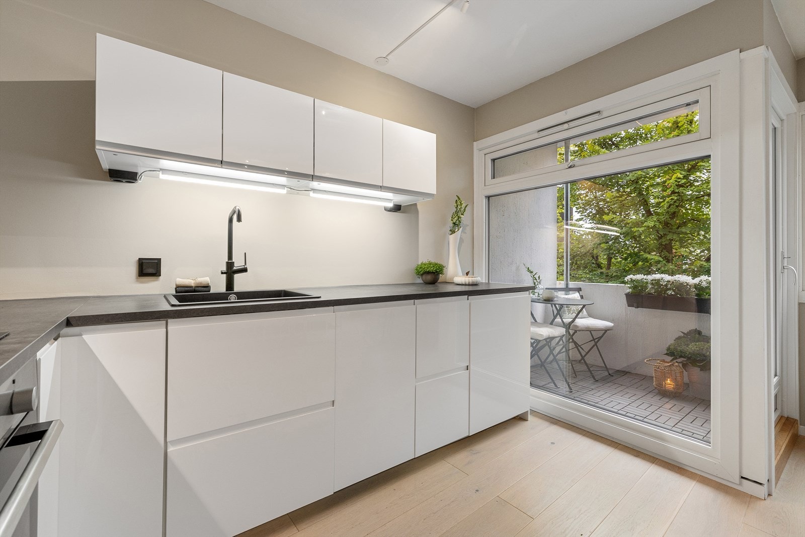 Romslige overskap med lys og stikkontakter under. Galleribilde