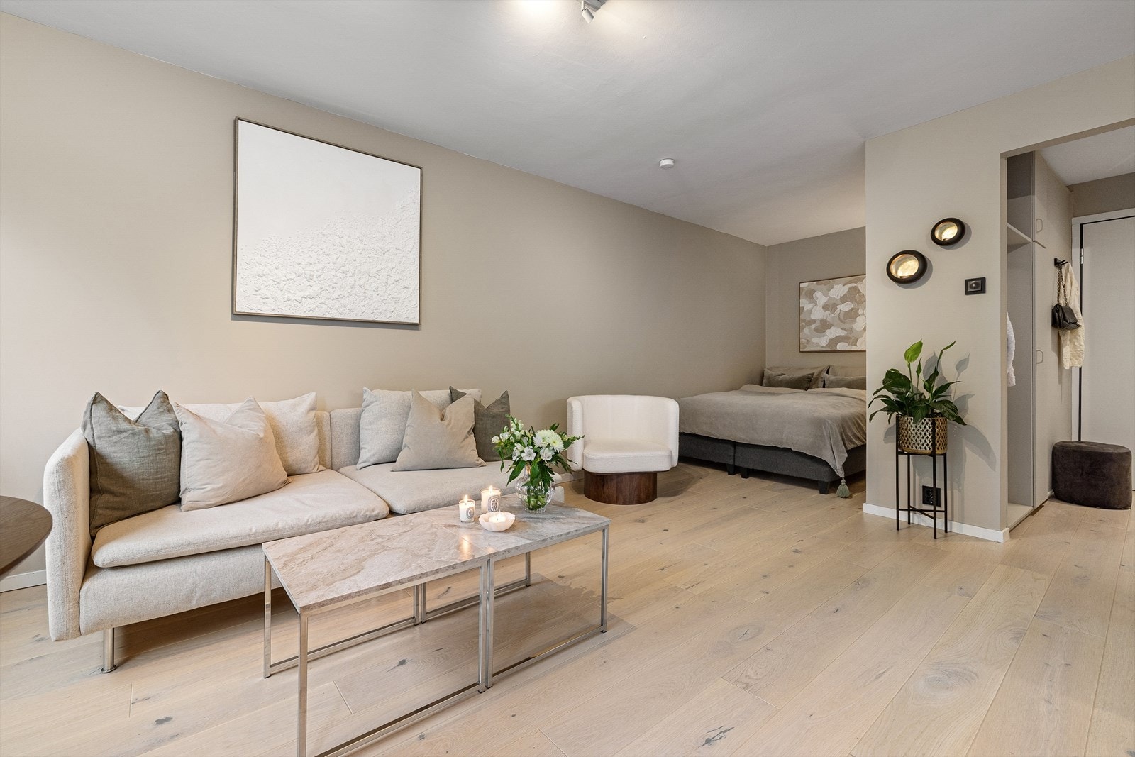 Varmtvann & fyring (fjernvarme), TV og internett er inkludert i lave felleskostnader. Lekker 1-stavs eikeparkett fra 2020. Galleribilde