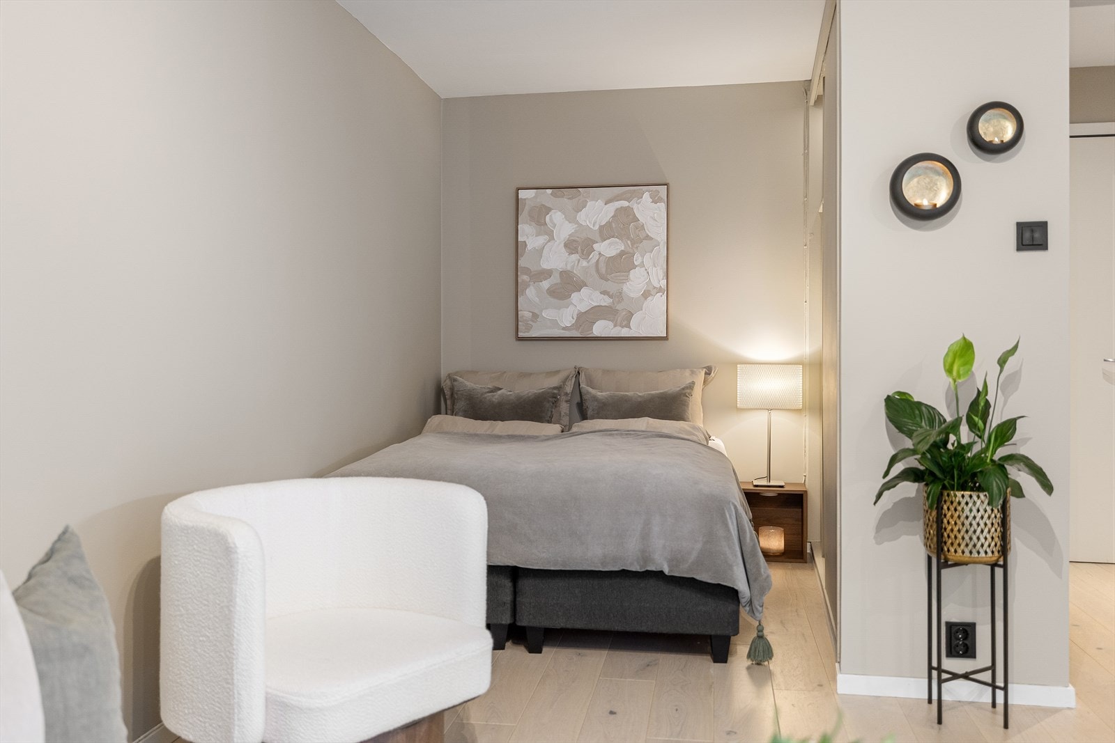 Romslig og luftig sovealkove. Sengen på bildet er 160x200 cm med plass til nattbord. Galleribilde