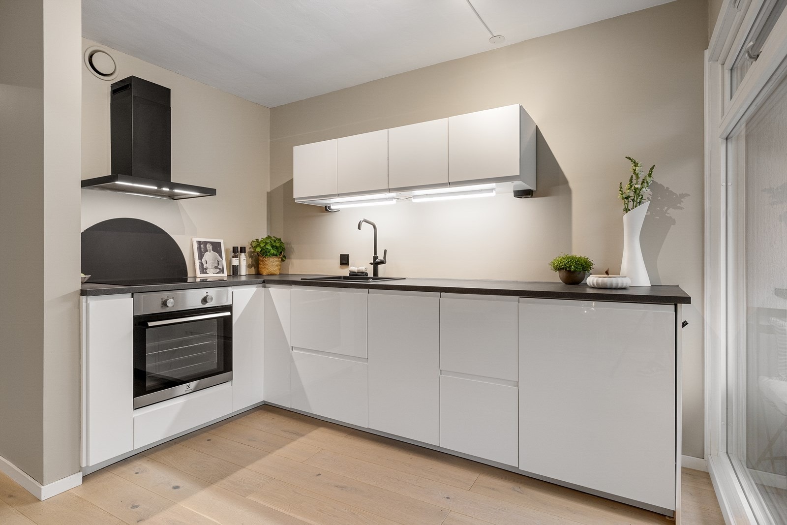 Moderne kjøkken fra 2021 med rikelig skap- og benkeplass. Galleribilde