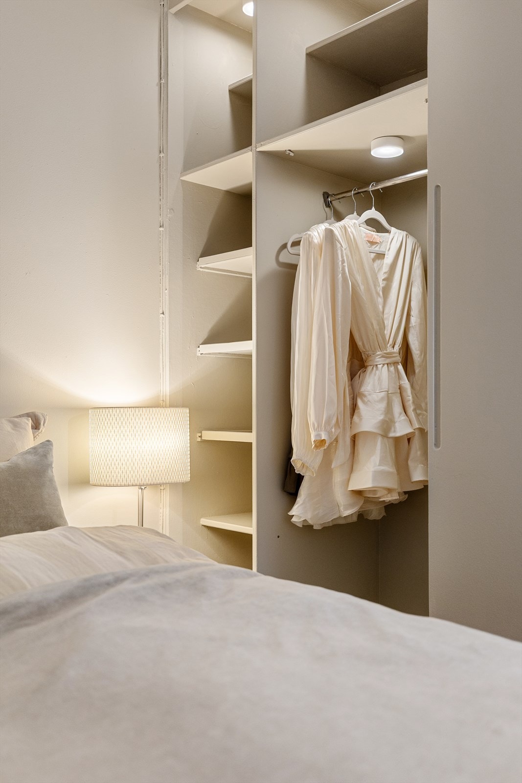 Romslige, dype skap med god lagringsplass. Galleribilde