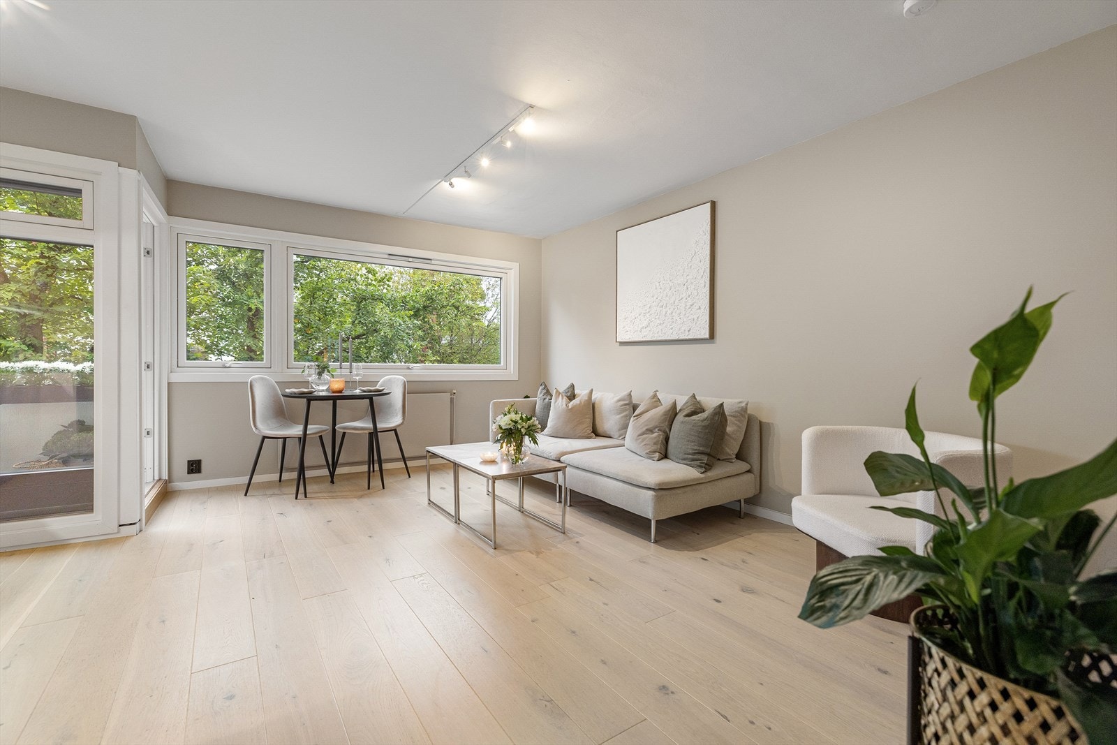 Leiligheten har store vindusflater som slipper inn mye naturlig lys Galleribilde