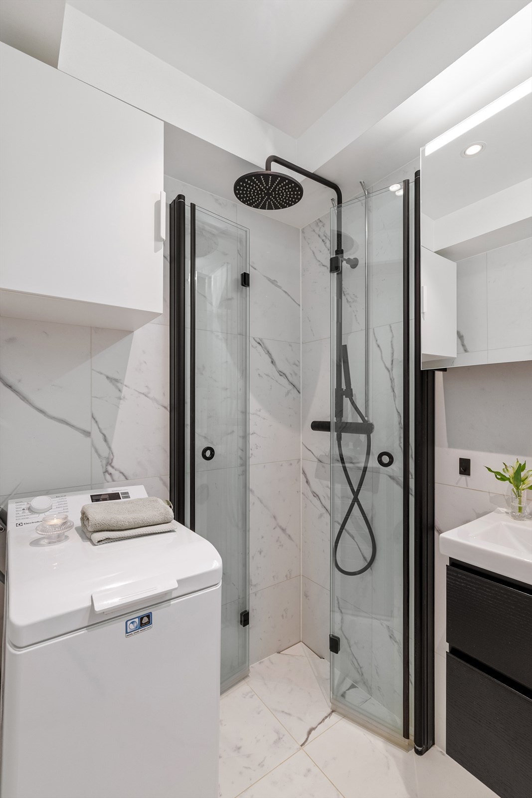 Skap over vaskemaskin for ekstra oppbevaring. Galleribilde