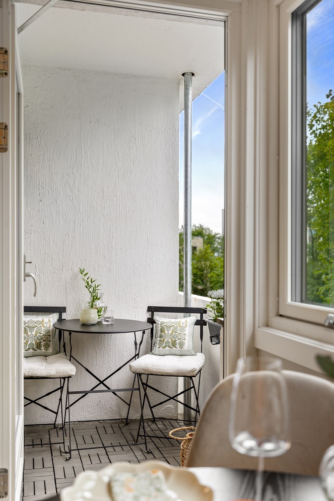 Fra stuen er det adkomst til hyggelig balkong på ca 2 kvm. Galleribilde