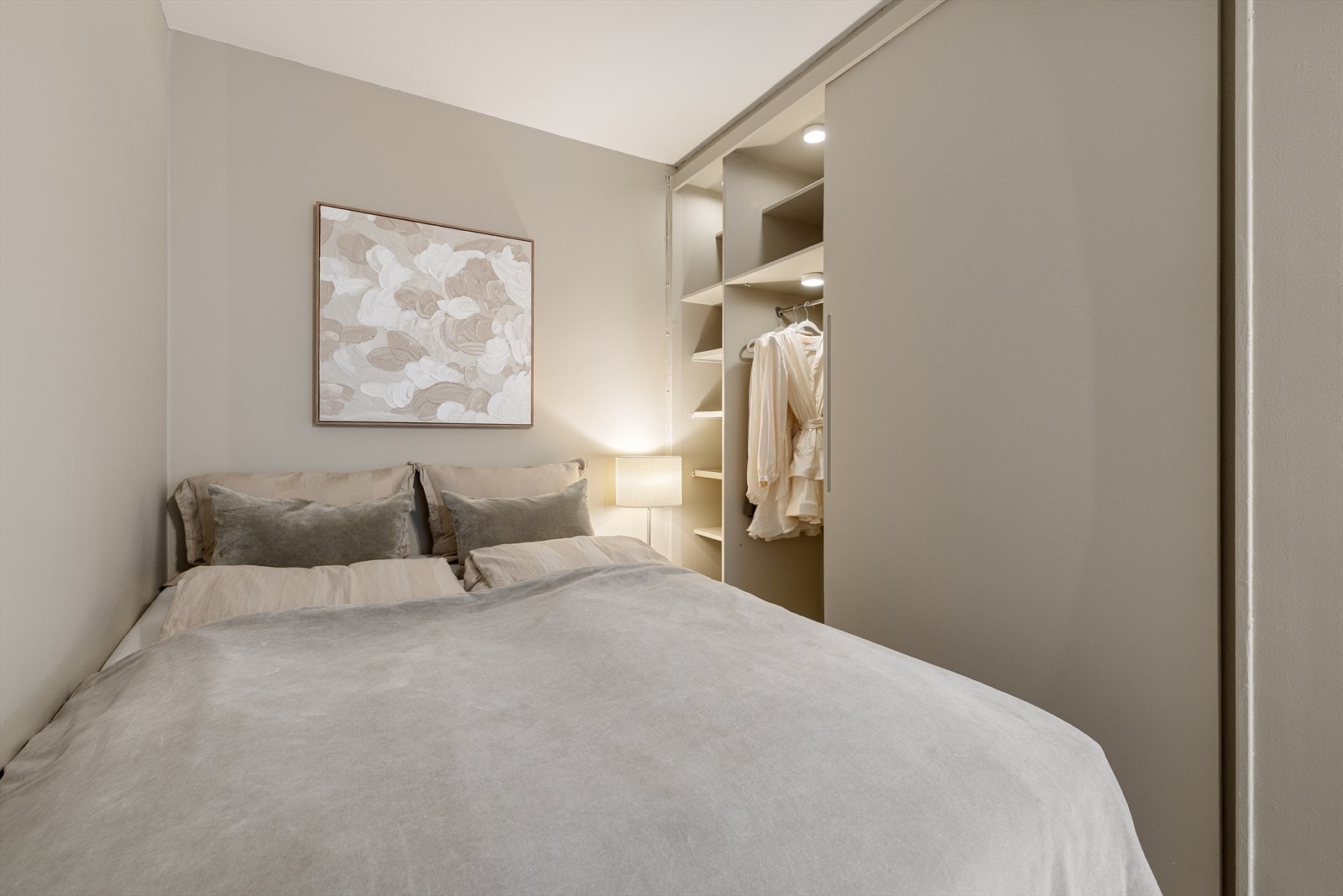 Plassbygd garderobeskap med skyvedør. Galleribilde