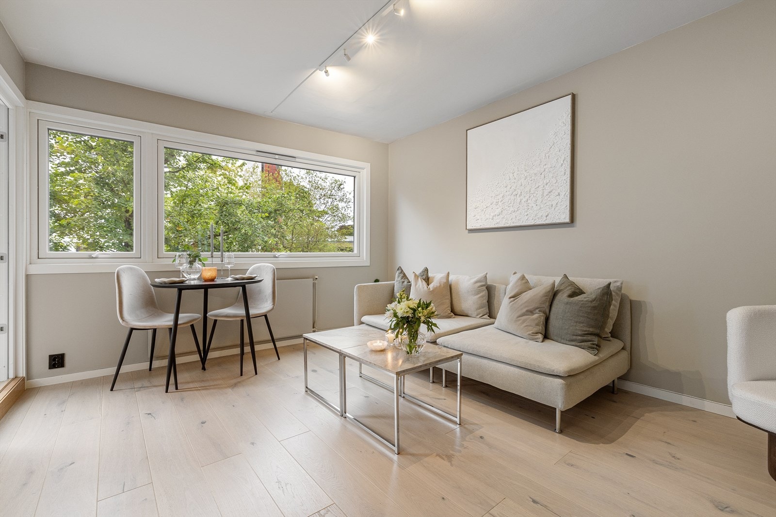 Lyst og hyggelig oppholdsrom med fantastisk frodig utsyn på sommertid. Galleribilde