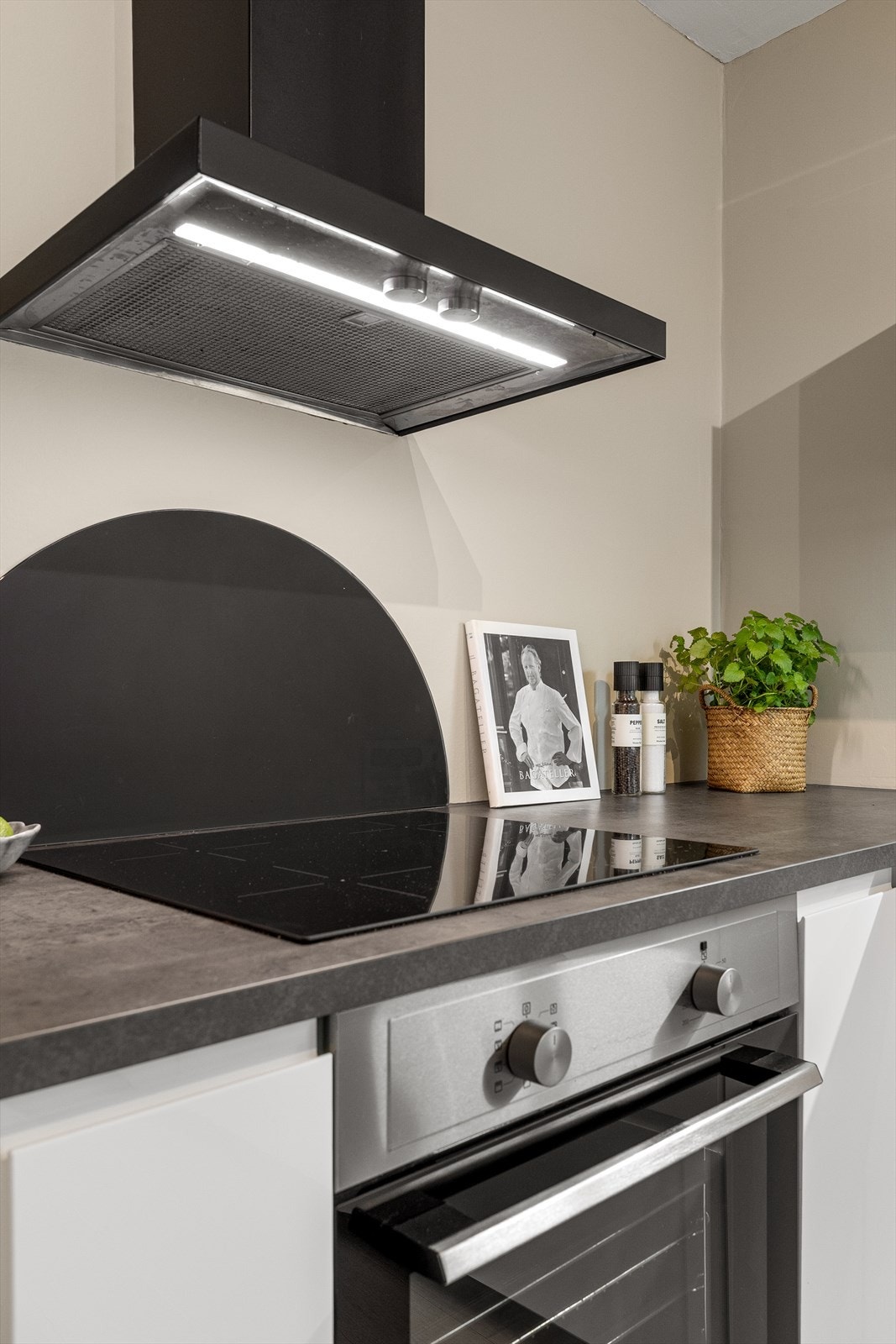 Av hvitevarer er det med induksjonstopp, stekeovn, oppvaskmaskin og kjøleskap. Kullfilterventilator over kokeplass. Galleribilde