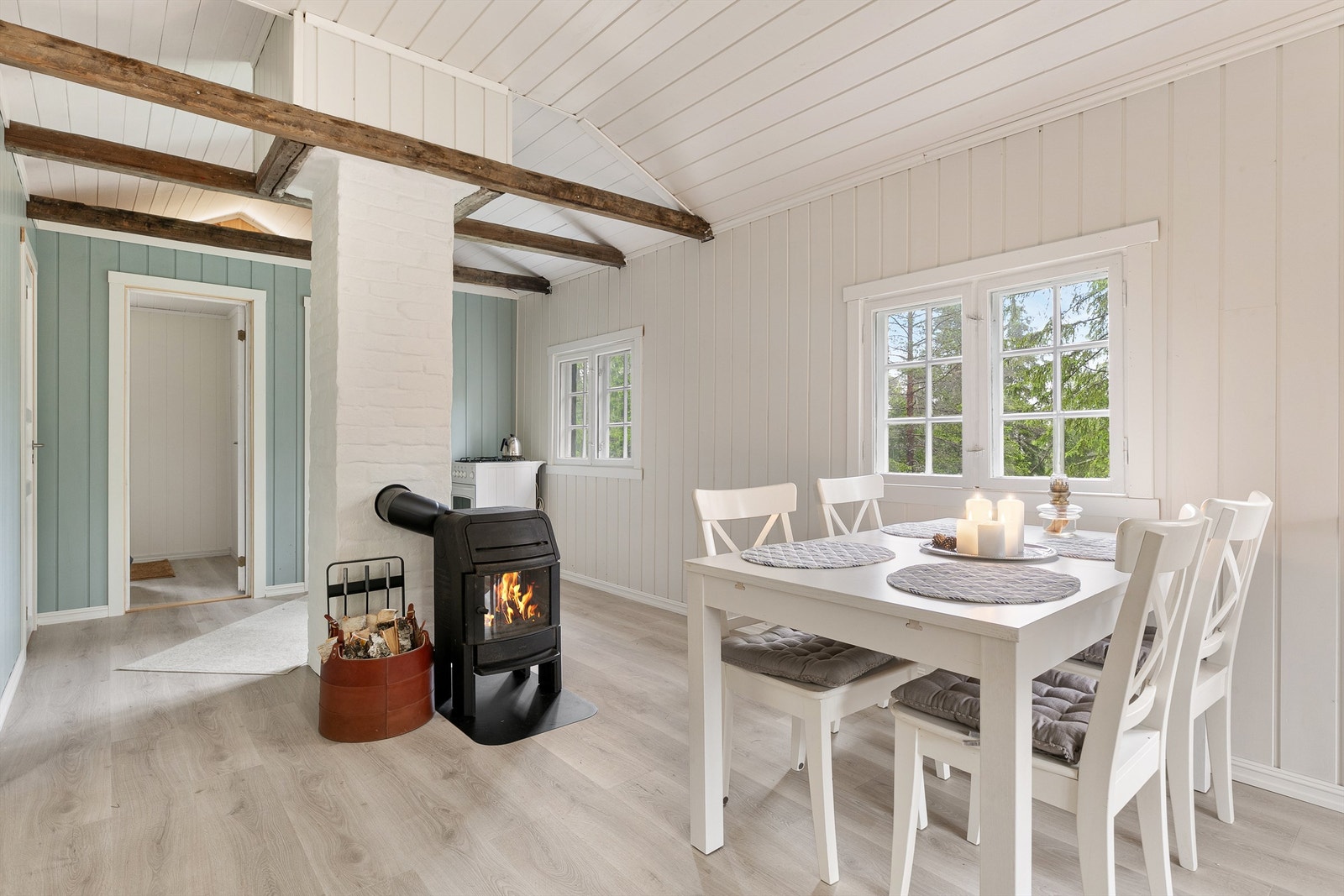 Spisesplass i stuen med flott utsikt ut av stue vinduet. Her kan an sitte og spise en god frokost mens man ser ut i skogen og dyrelivet. Galleribilde