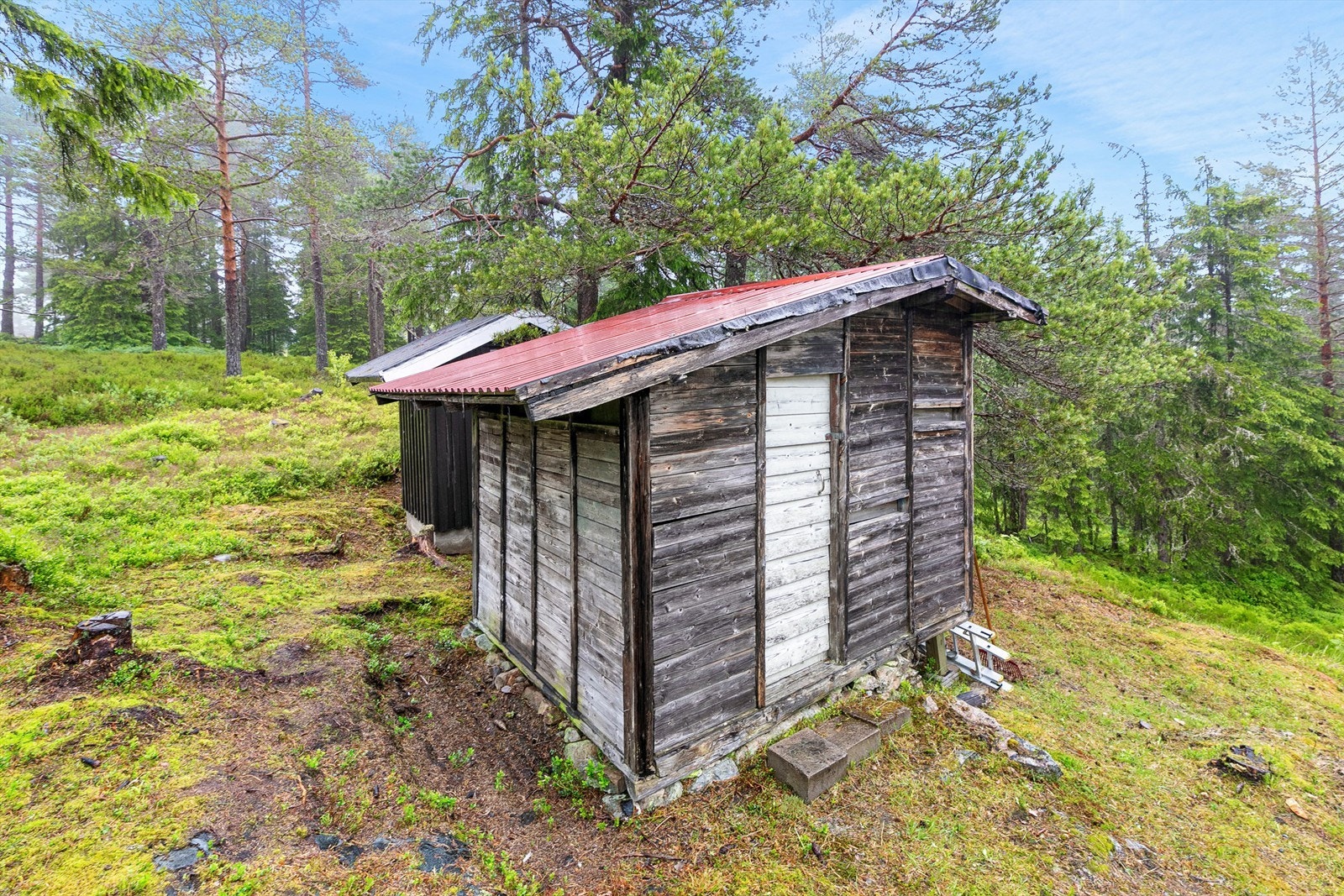Det er to boder på tomten. Galleribilde