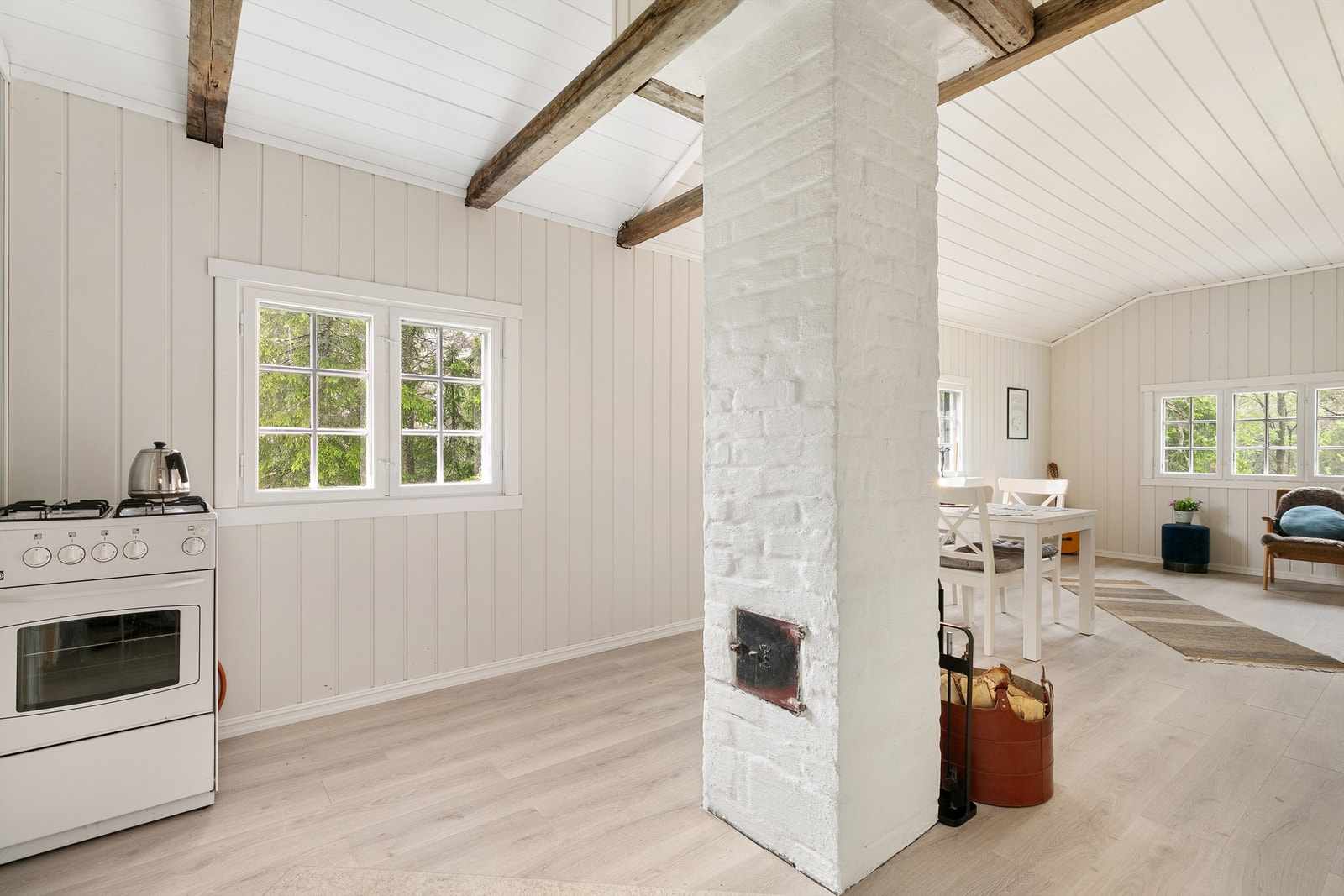 Stuen, det er ikke montert kjøkken her slik at ny eier må sette inn kjøkken. Galleribilde