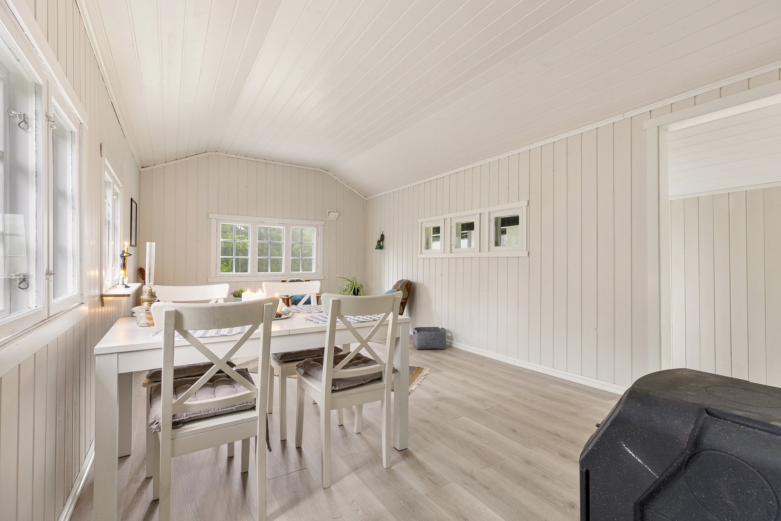 Lys luftig stue som er pusset opp og ferdig stilt nå i juni 2025 Galleribilde