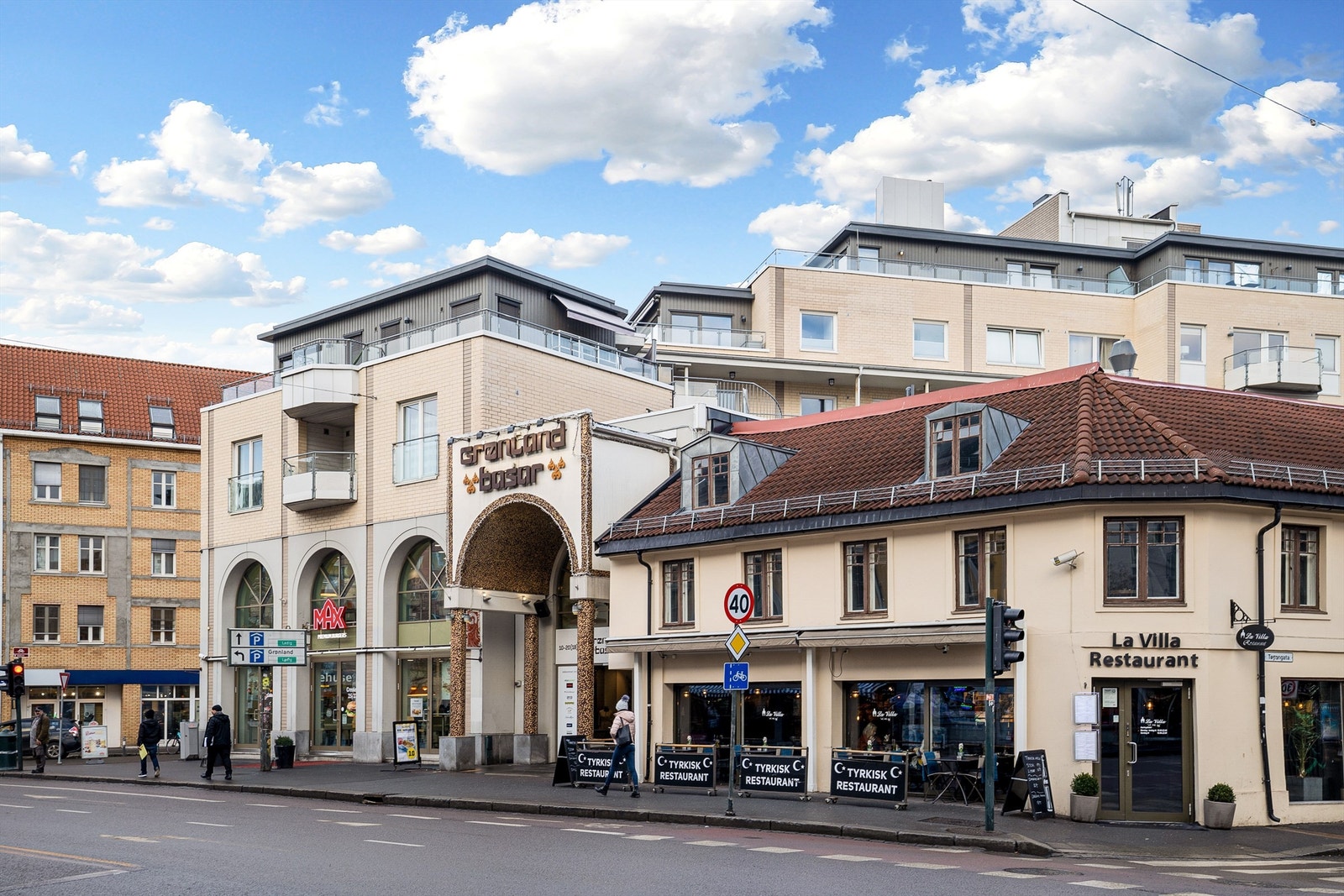 Leiligheten har en ypperlig beliggenhet på Grønland Basar, hvor du finner et variert utvalg av fasiliteter som apotek, hobbybutikker, dagligvarebutikker, frisørsalonger og restauranter. Galleribilde