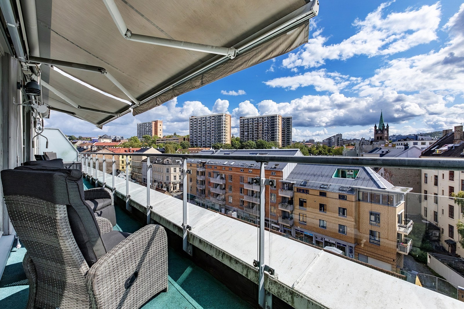 Utsikt fra den sør-østvendte balkongen. Galleribilde