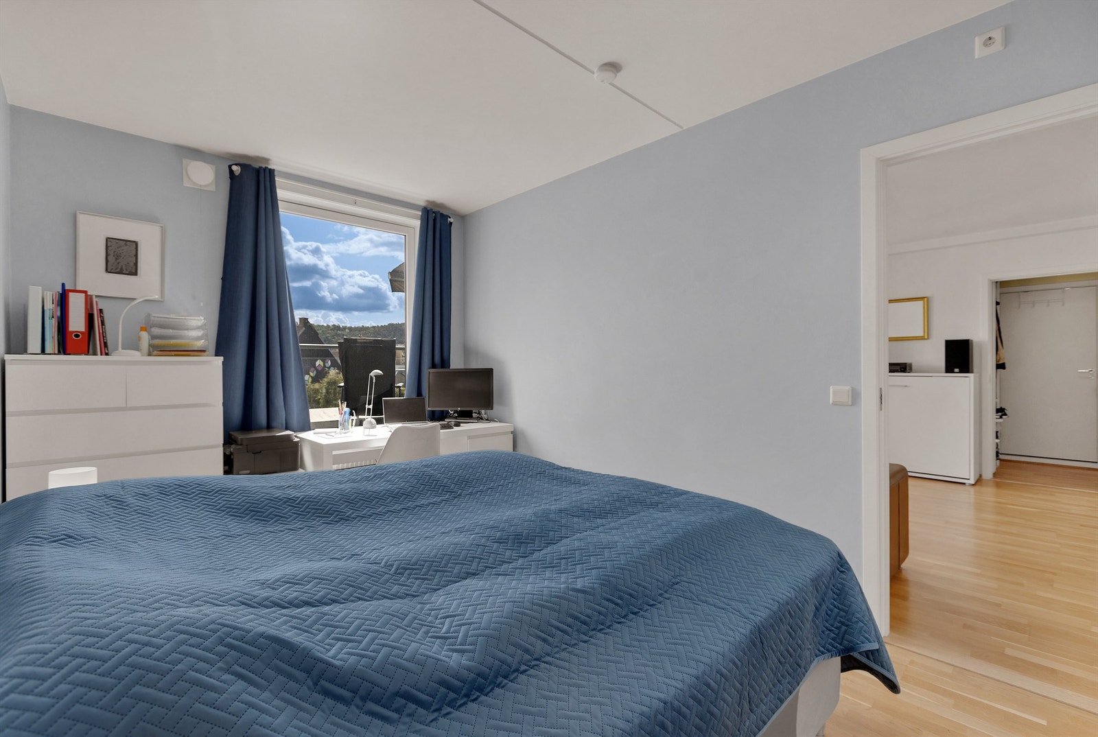 Lyst og romslig soverom med god plass til dobbeltseng, nattbord og garderobeløsninger. Galleribilde