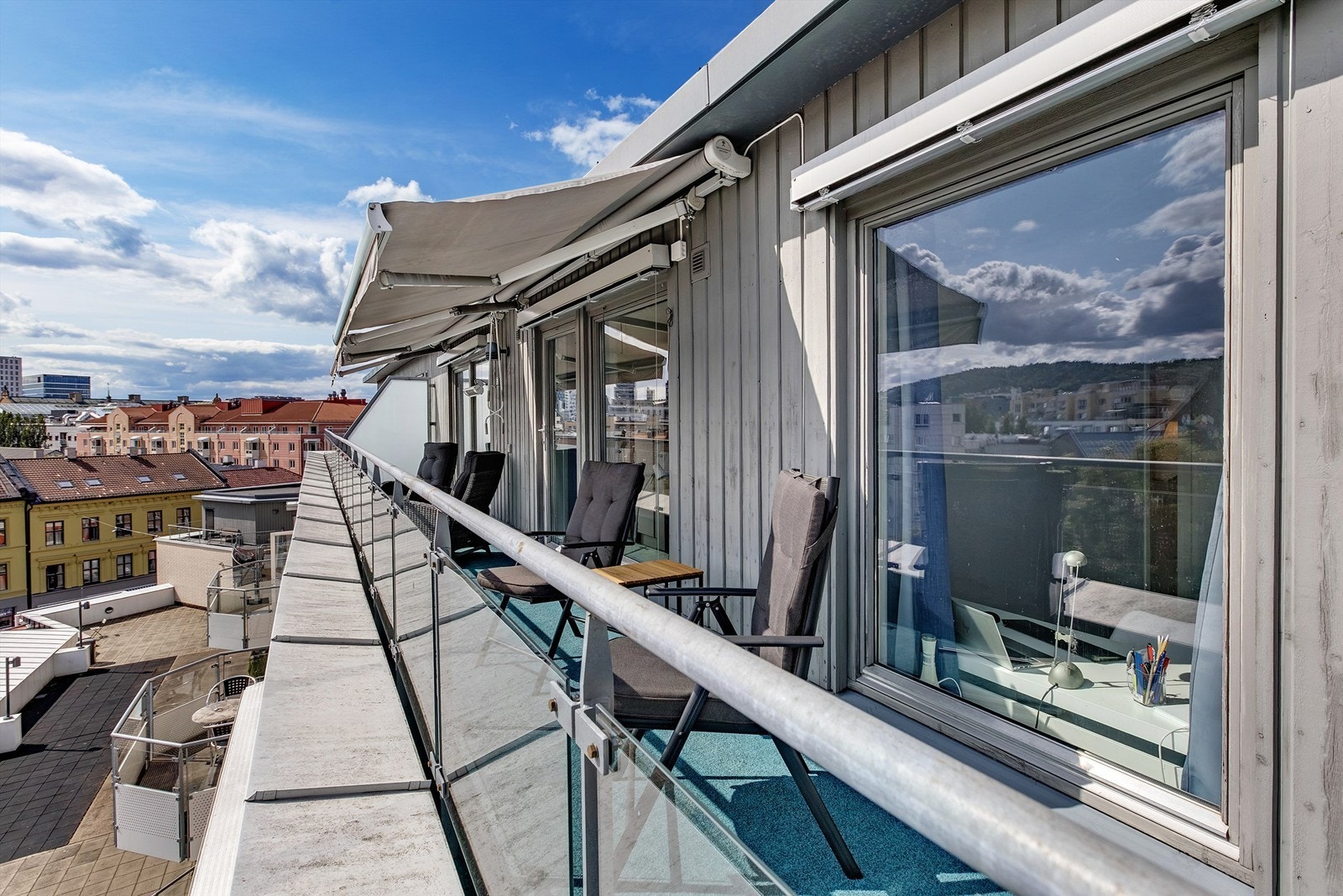 Her har man god plass til ulike sittegrupper. Galleribilde