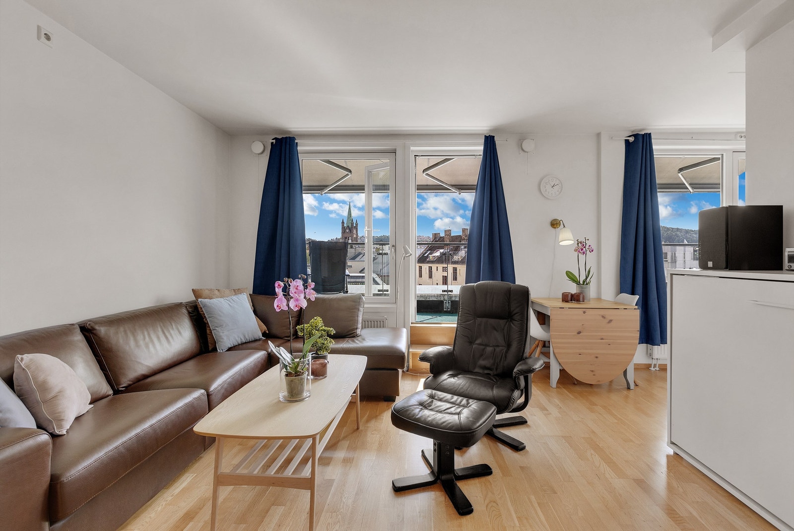 Store vindusflater bidrar med rikelig naturlig lysinnslipp. Galleribilde