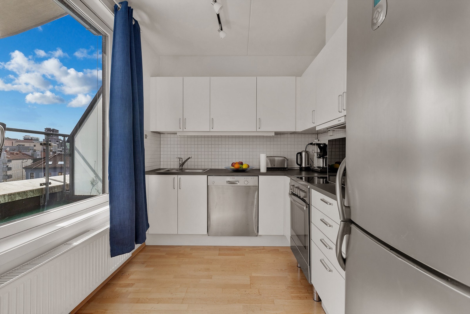 God plass til oppbevaring av kjøkkenredskaper i store over - og underskap, samt gode arbeidsflater for matlaging. Galleribilde