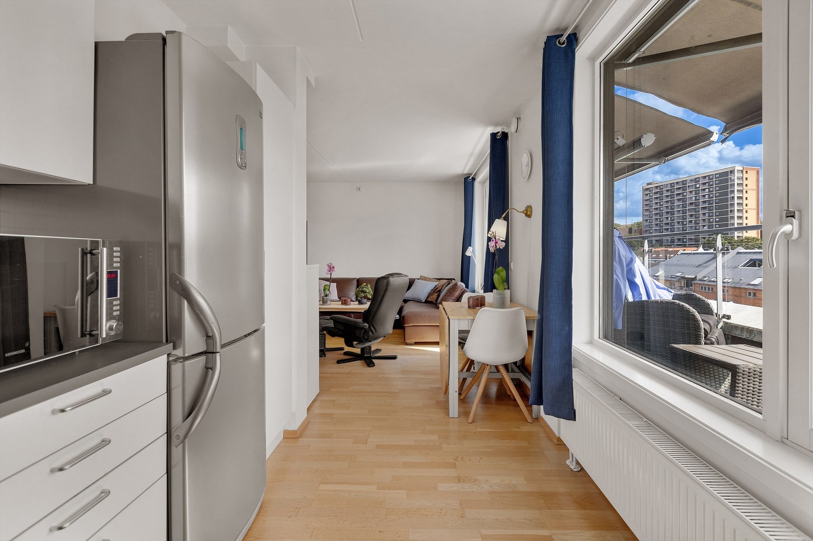 Det er også plass til et spisebord, perfekt for uformelle måltider eller hyggelige frokoster. Galleribilde