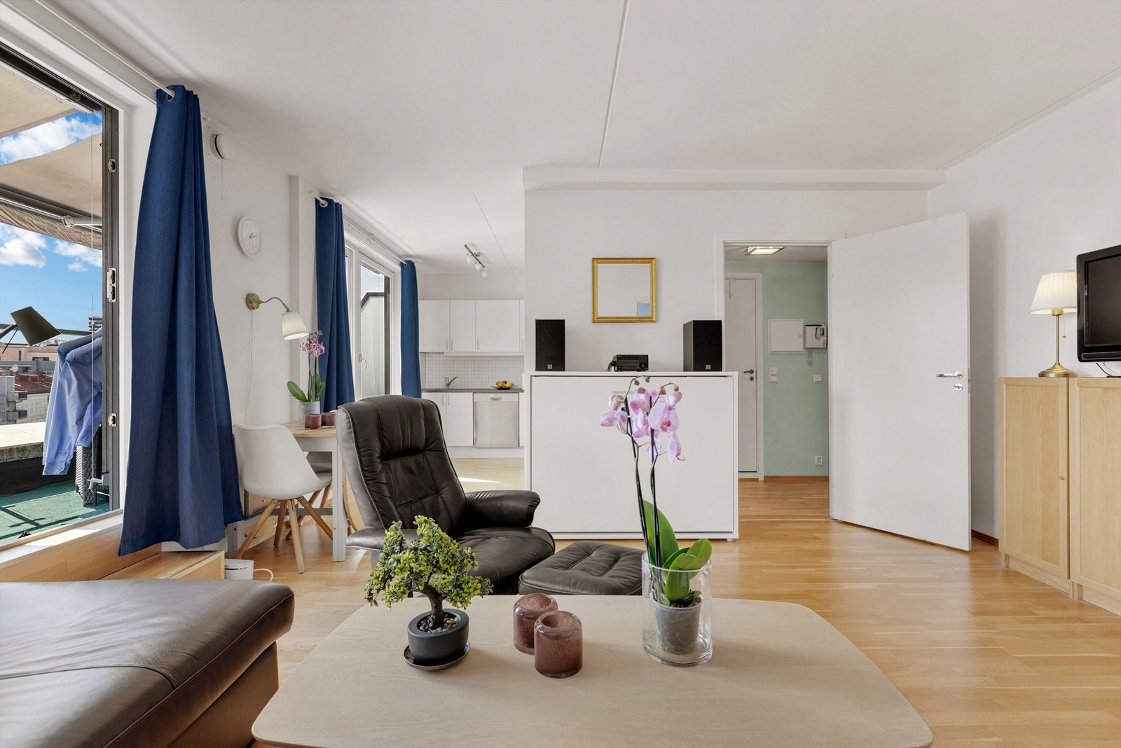 Dette er en lys og spennende 2-roms leilighet med sentral og attraktiv beliggenhet på Grønland. Galleribilde