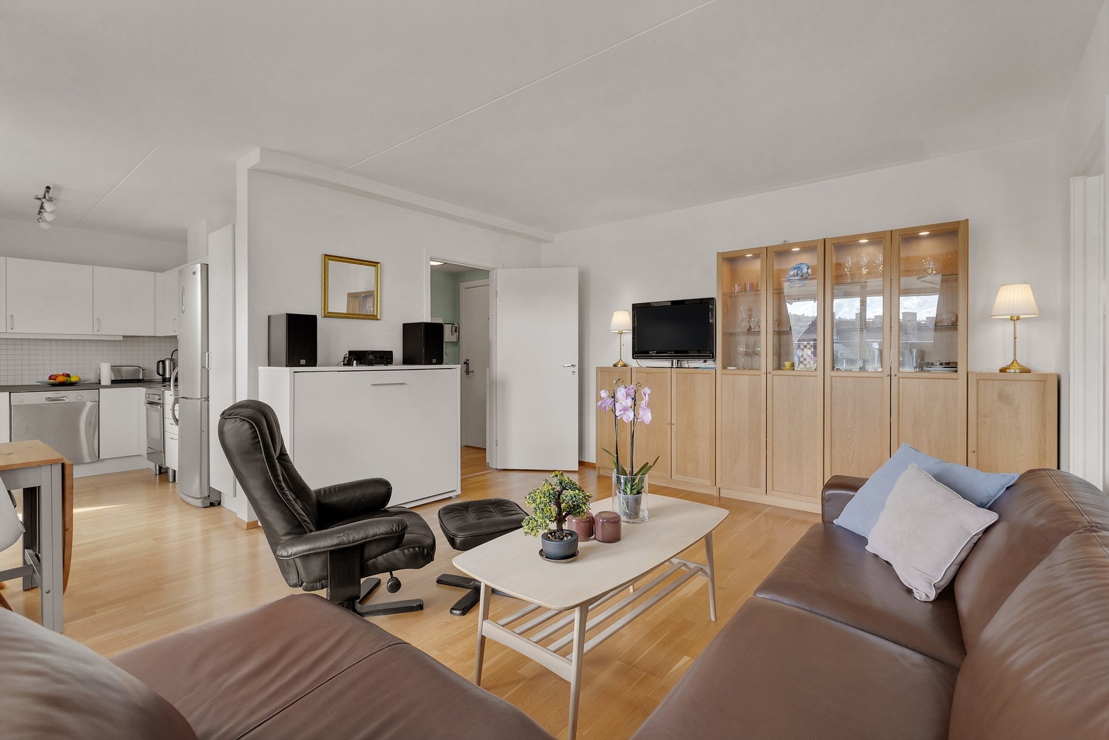 Stuen har en praktisk utforming med god plass til både sofagruppe og spisebord, og kan enkelt tilpasses ulike møbleringsbehov. Galleribilde