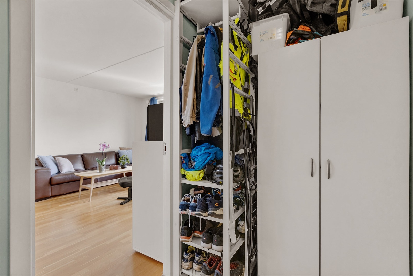 Entréen har god plass til å henge fra seg yttertøy med gode garderobeløsninger. Galleribilde