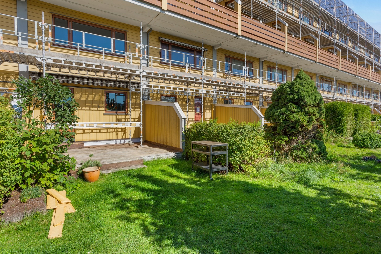 Fin og moderne familiebolig beliggende i byggets 1. etasje. Tilgang til terrasse på 14 kvm med direkte tilgang til grøntareal. Galleribilde