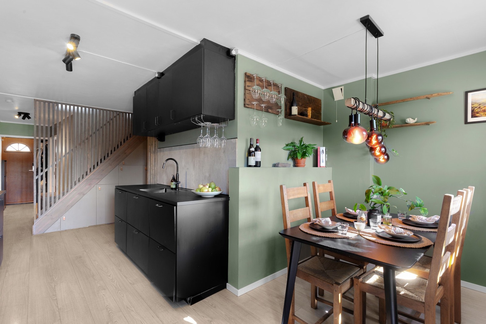 Her er det god plass til ordentlig hjerterom for hele familien. De store vindusflatene samt utgang til terrassen gir masse lys og sørger for et godt arbeidsrom for tilberedning av måltidene. Galleribilde