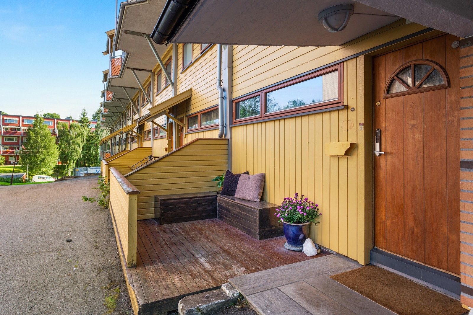 Ved inngangspartiet er det opparbeidet en hyggelig platting. Plass til sittegruppe og diverse beplantning. Galleribilde
