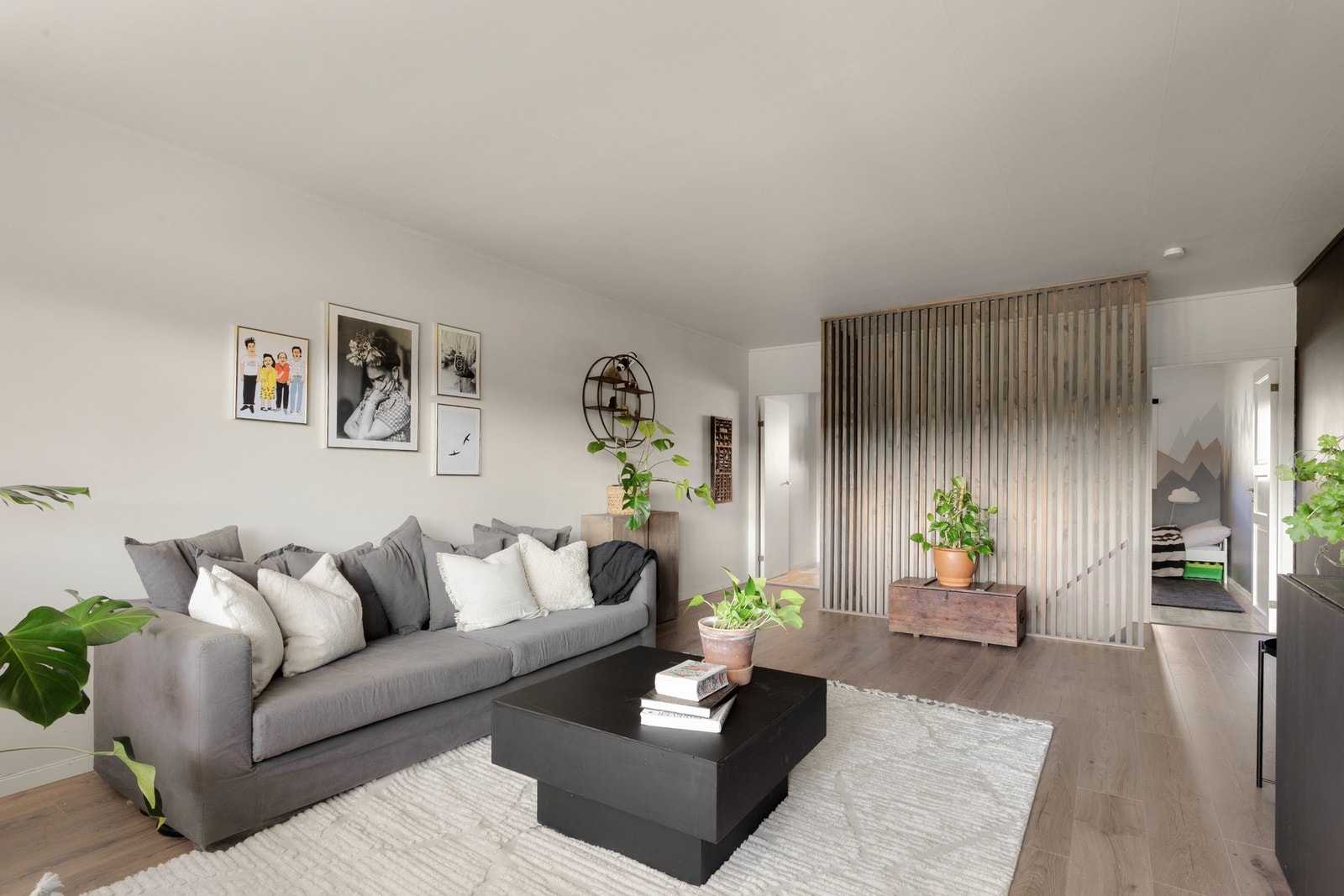 Innvendig har boligen en god standard på alt av innredning og overflater, og er betydelig modernisert i senere tid. Galleribilde