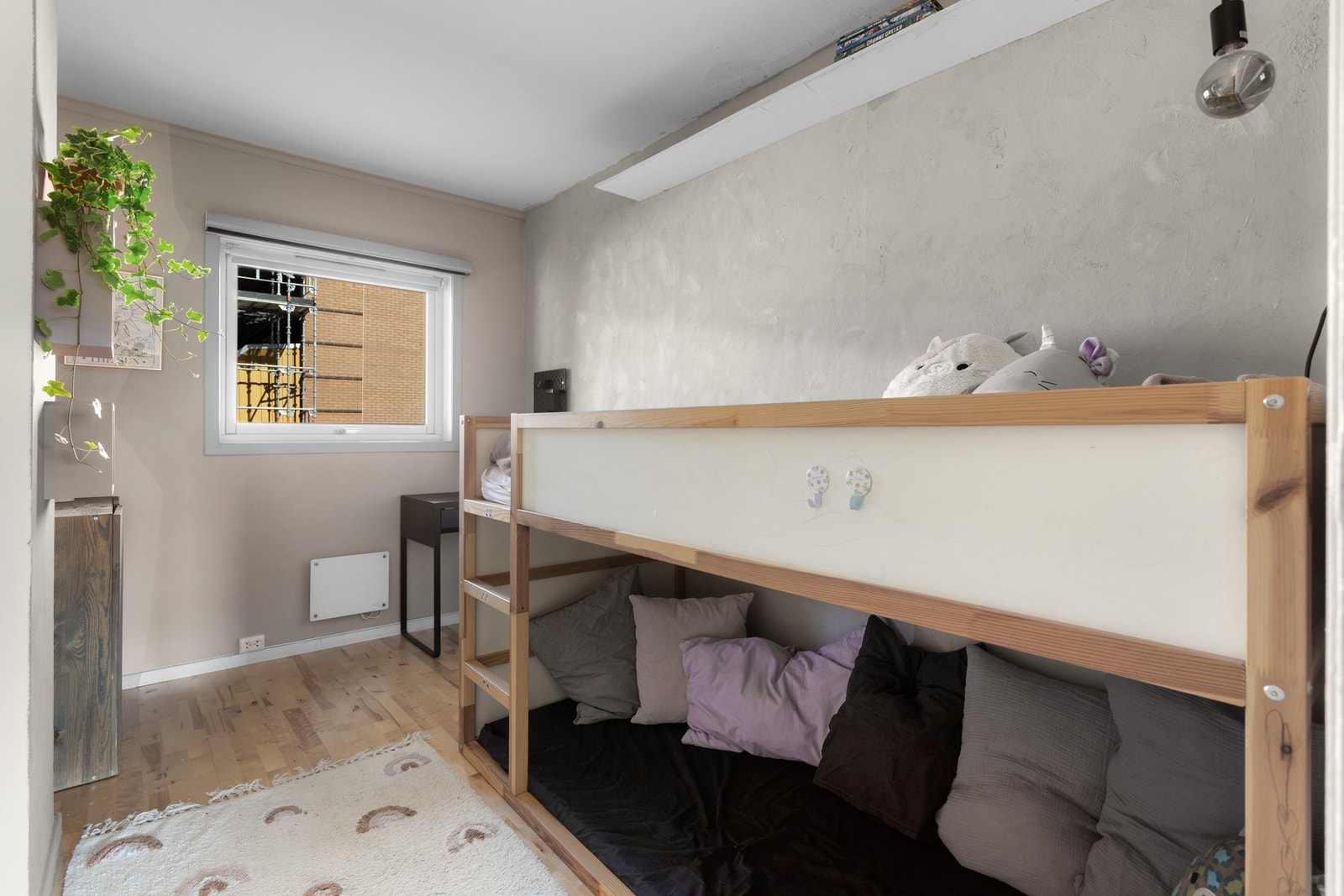 Her er det plass til seng, skrivepult og garderobeløsning. For ytterligere lagringsplass disponerer leiligheten to kjellerboder på 1,5 og 2,7 kvm. Galleribilde