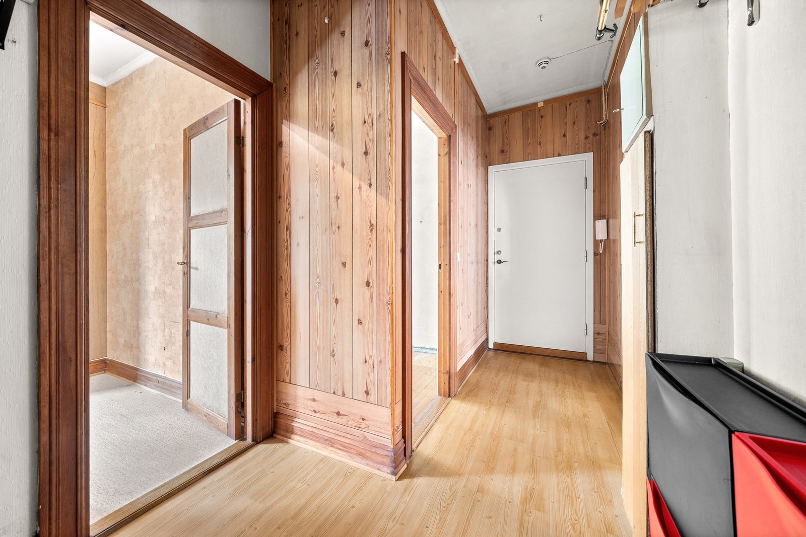 Adkomst til leilighetens entré via felles trappeoppgang i klassisk bygård Galleribilde