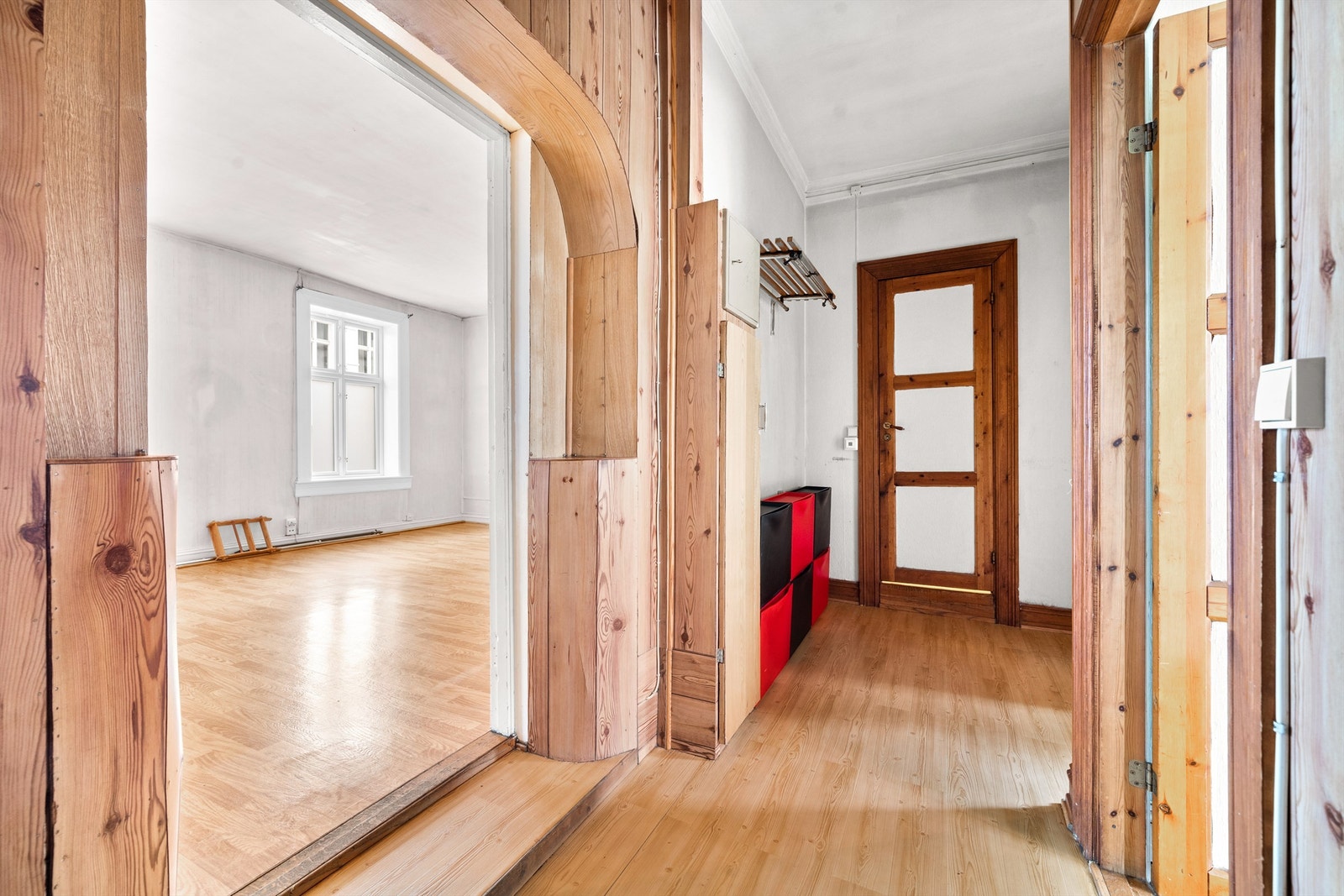 Entréen er romslig og gir en god velkomst med plass til oppbevaringsløsninger for sko og yttertøy Galleribilde