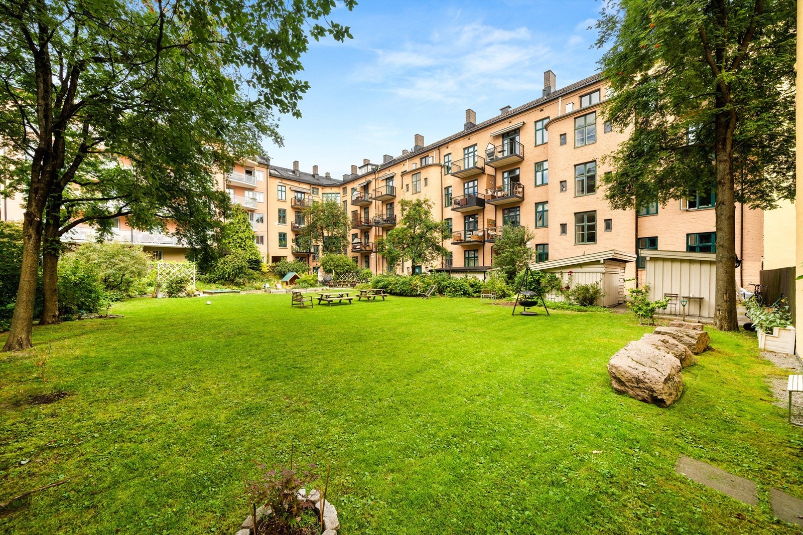 Bakgård. Galleribilde