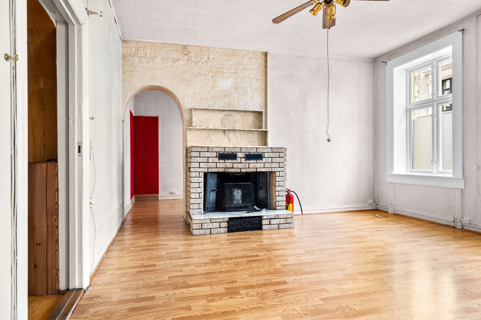 Peis og adkomst til et av leilighetens soverom. Galleribilde