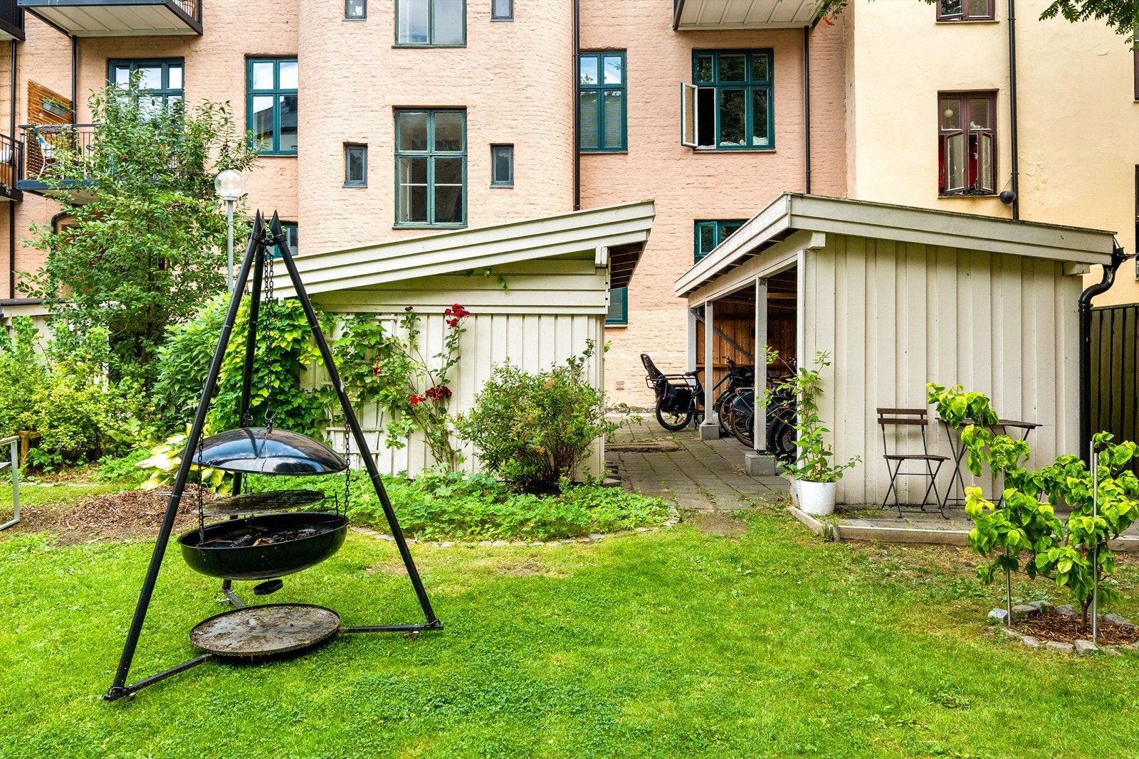 Bakgård. Galleribilde