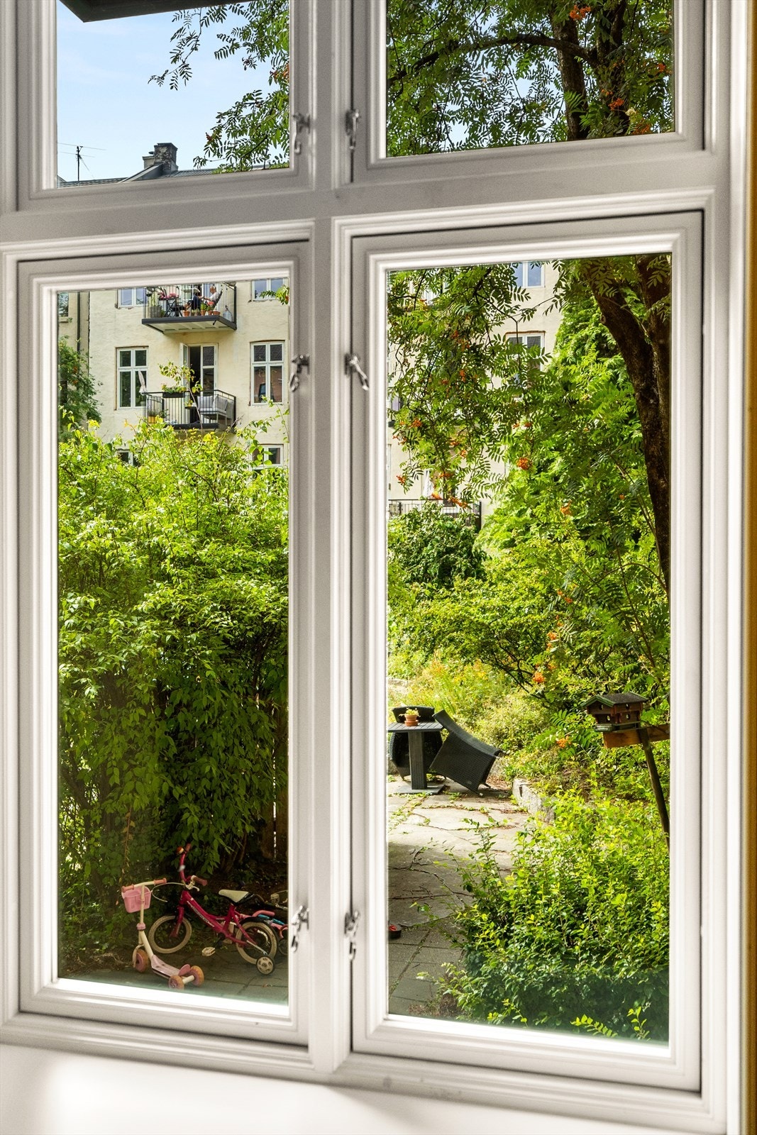 Utsyn mot flott bakgård. Galleribilde