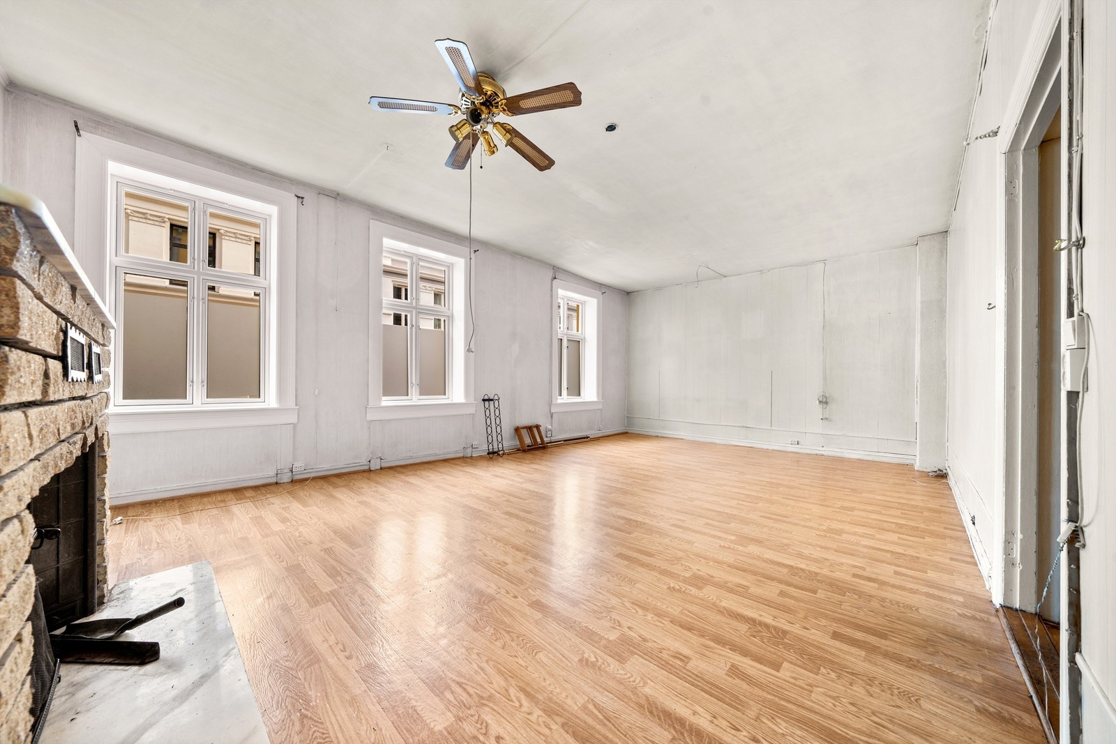 Stuen er lys og romslig med god plass til både sofagruppe og spisebord. Galleribilde