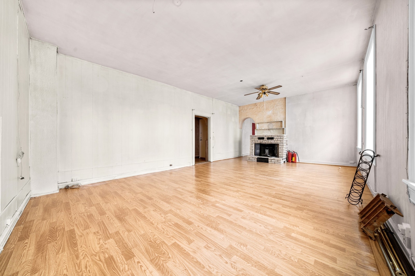 Planløsningen er endret fra original tegning ved at vegg mellom stue og tidligere soverom er fjernet, noe som gir ekstra romfølelse. Galleribilde